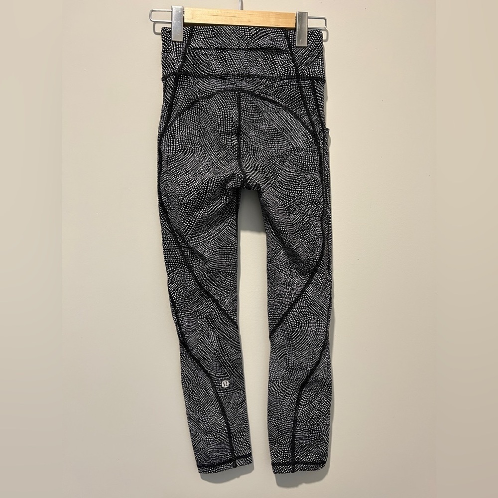 Lululemon Time To Sweat Crop *23" Free Spirit Alpine White Black size 2 - Picture 5 of 7